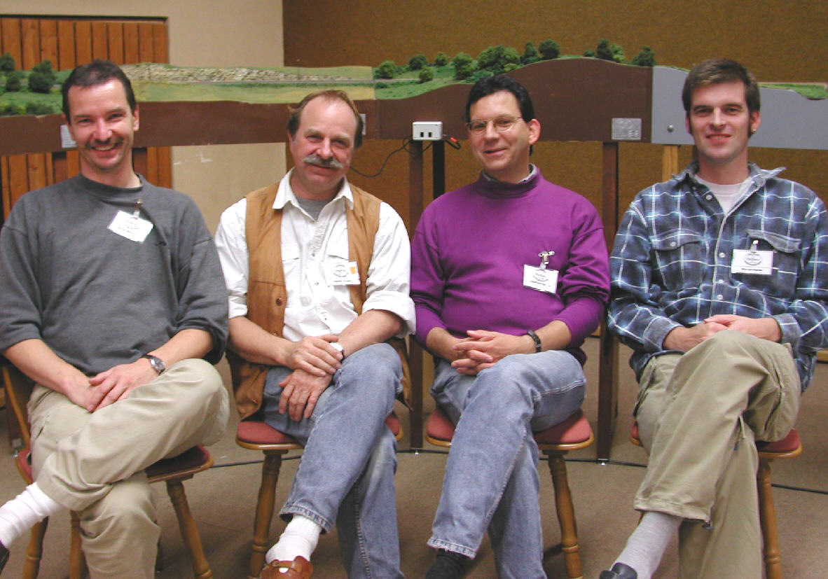 Gruppenbild mit Modulen, von links nach rechts:
Martin, Rainer, Gottfried und Michael.
(Foto: Bernd Wisotzki)