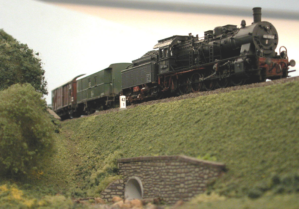 Eine Dampflok der BR 57 überquert mit einem Güterzug 
den Piffelbach (Balimo Nr. 421) 
(Foto: Martin Meiburg)